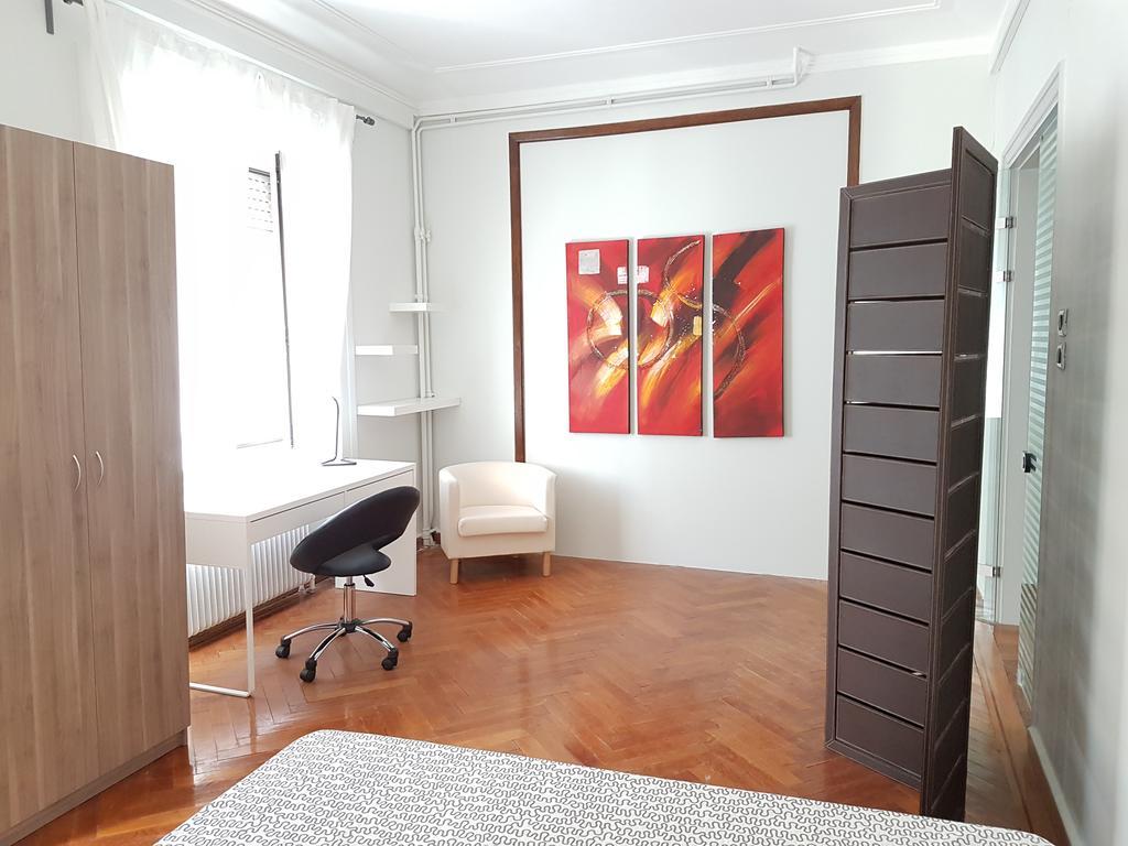 Errathens Pine Red And Taupe - Athens Center Lägenhet Exteriör bild
